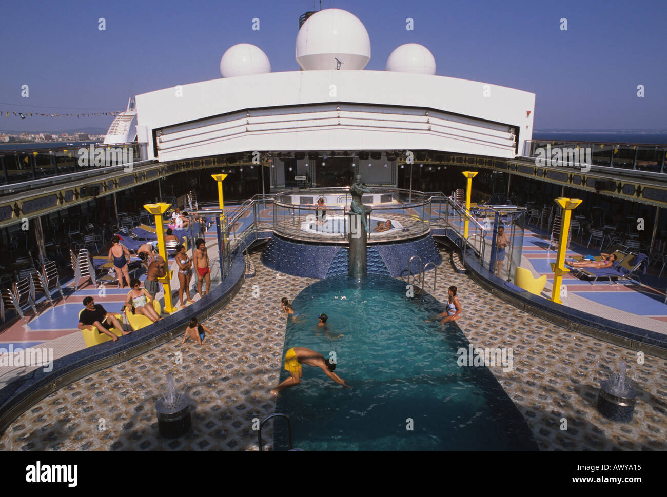 Une vue sur le pont supérieur et la piscine du bateau de croisière Costa Mediterranea Banque D'Images