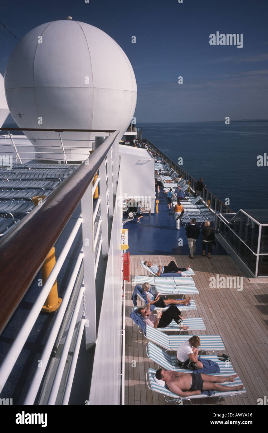 Une vue sur le navire de croisière Costa Victoria et les passagers sur le pont supérieur. Banque D'Images