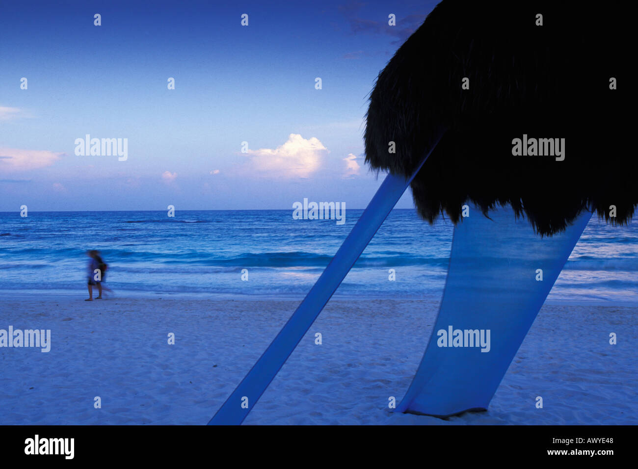 Le Mexique, Riviera Maya, plage de XPU HA, Al Cielo, Palapa Banque D'Images