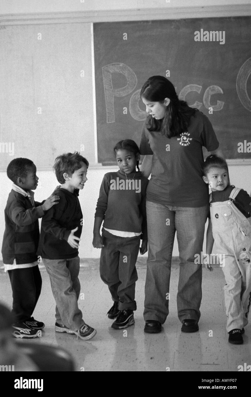 Peacegame s bénévole dans la première année de classe avec des étudiants Banque D'Images