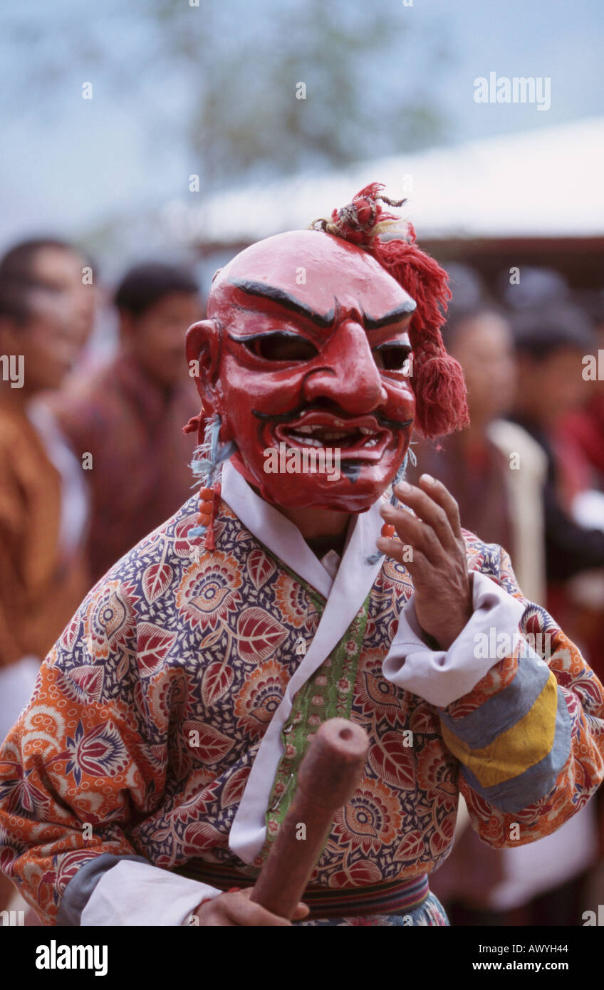 Interprète (masqué) Dzongdrakha atsara au festival près de Paro au Bhoutan Banque D'Images