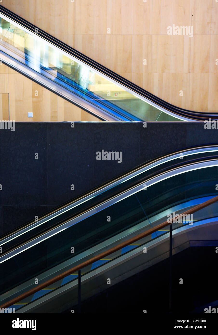 L'intérieur de l'aéroport d'Arlanda Escalator Banque D'Images