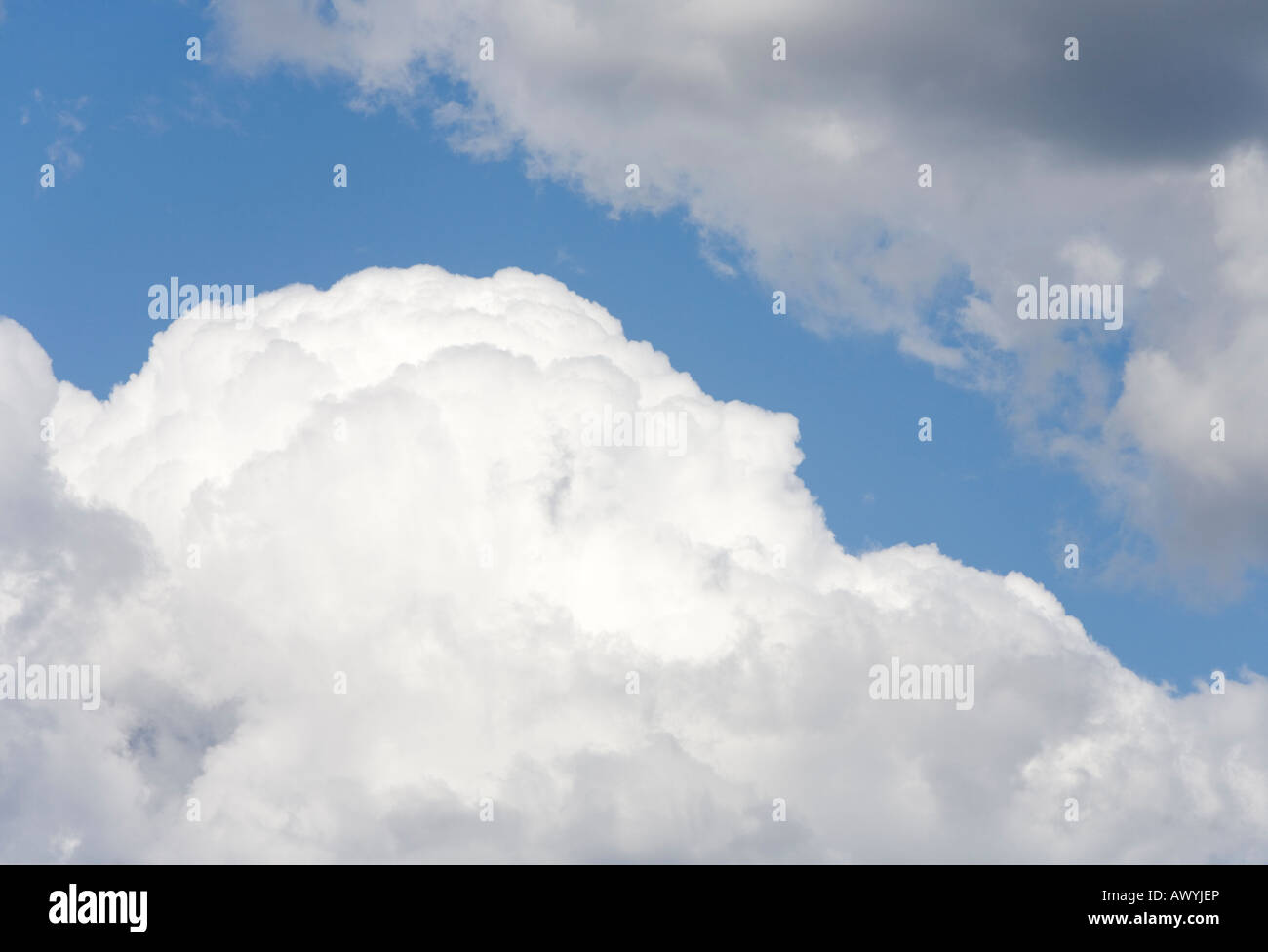 Fissure du ciel bleu montrant entre des nuages blancs et gris , Finlande Banque D'Images