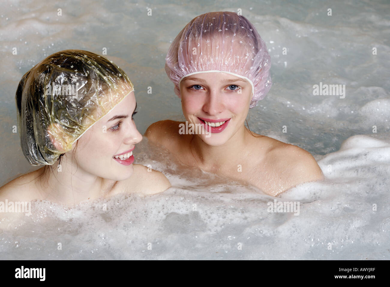 Two women in jacuzzi spa Banque de photographies et d’images à haute résolution Alamy