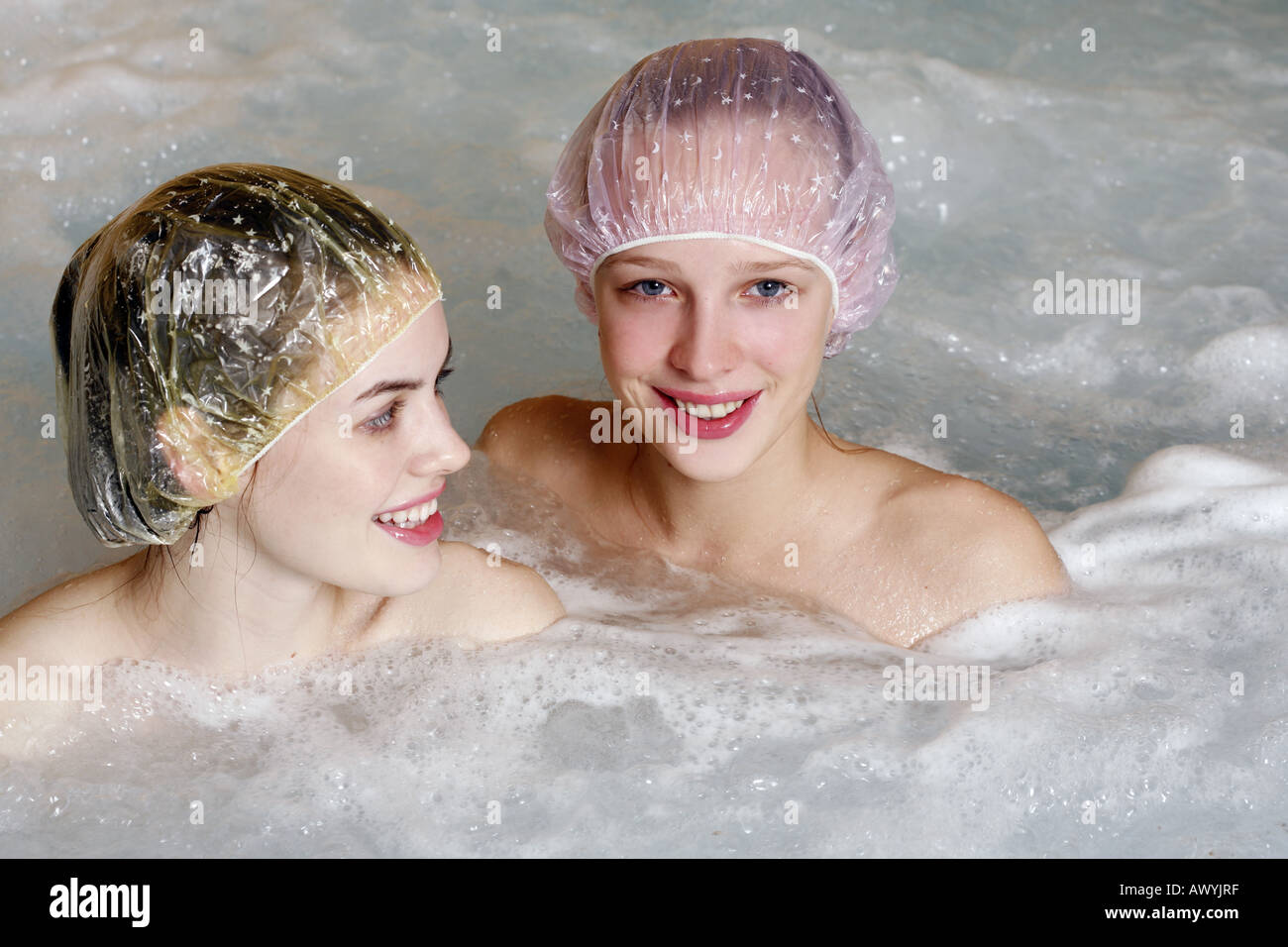 Deux femmes dans un bain à remous Banque D'Images