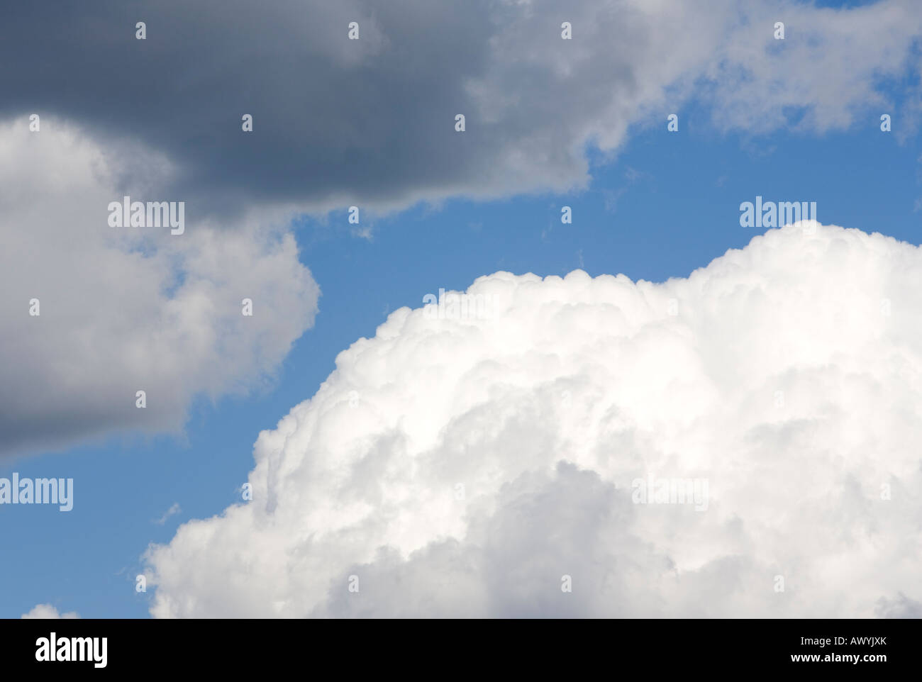 Fissure du ciel bleu montrant entre des nuages blancs et gris , Finlande Banque D'Images