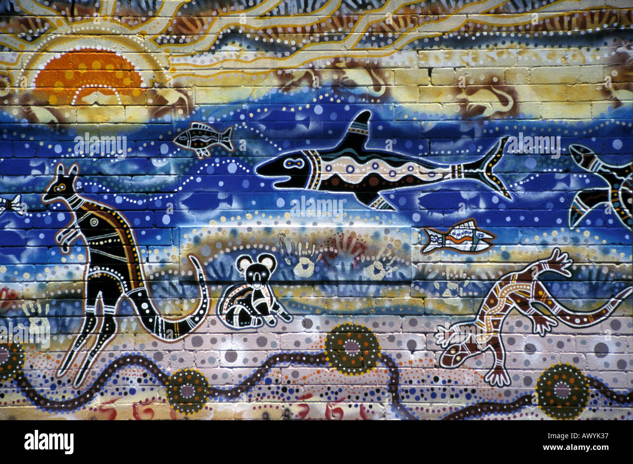 Australian Aboriginal art peint sur urban mur de briques par Danny et Jamie Eastwood Banque D'Images