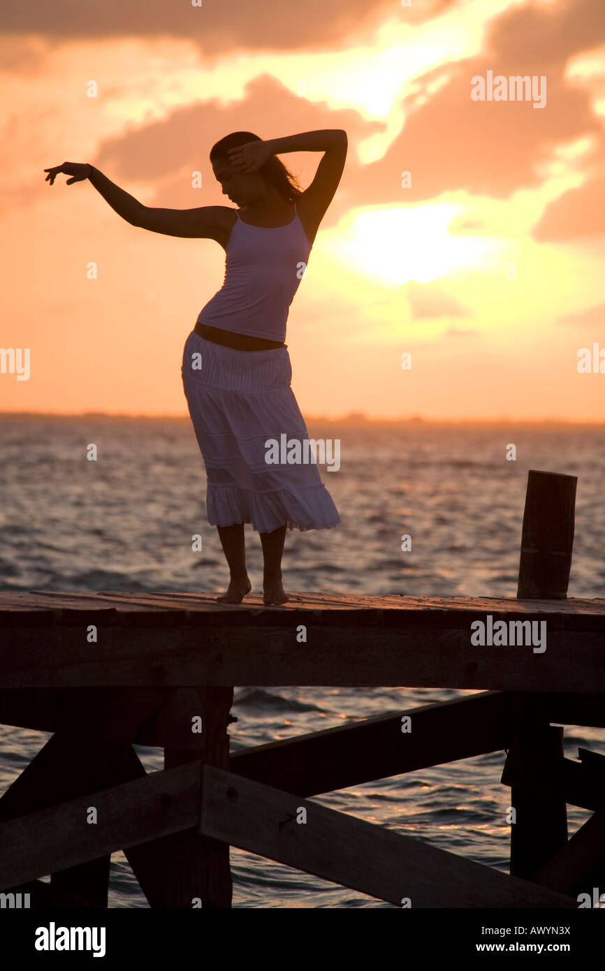 Femme, danse, coucher de soleil, plage, Isla Mujeres, Cancun, Mexique, M.-03-03-2008 Banque D'Images