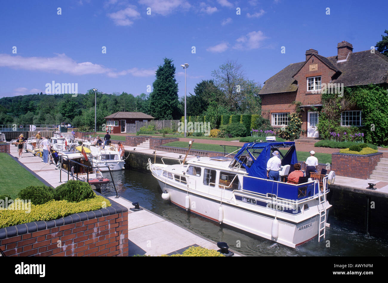 Hambleden portes River Thames Valley House boat bateaux de croisière Croisière vacances personnes à flot Berkshire England UK Banque D'Images