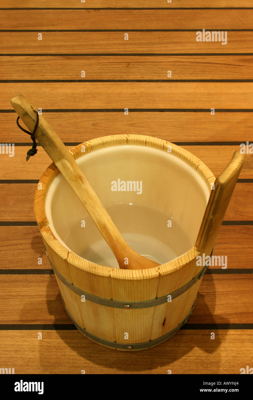 L'eau en bois seau avec cuillère pour sauna Banque D'Images