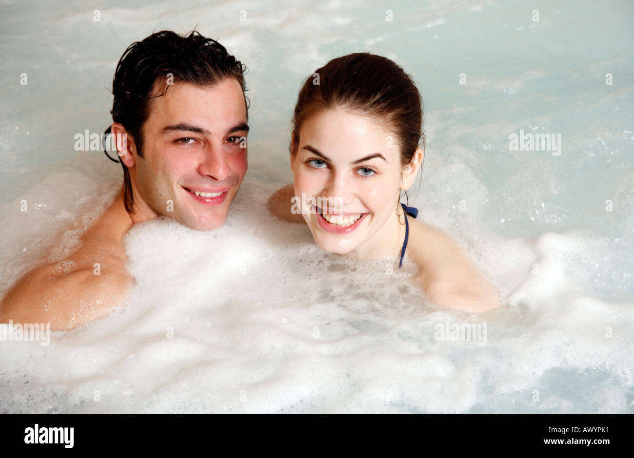 Un homme avec une femme dans un bain à remous Photo Stock - Alamy