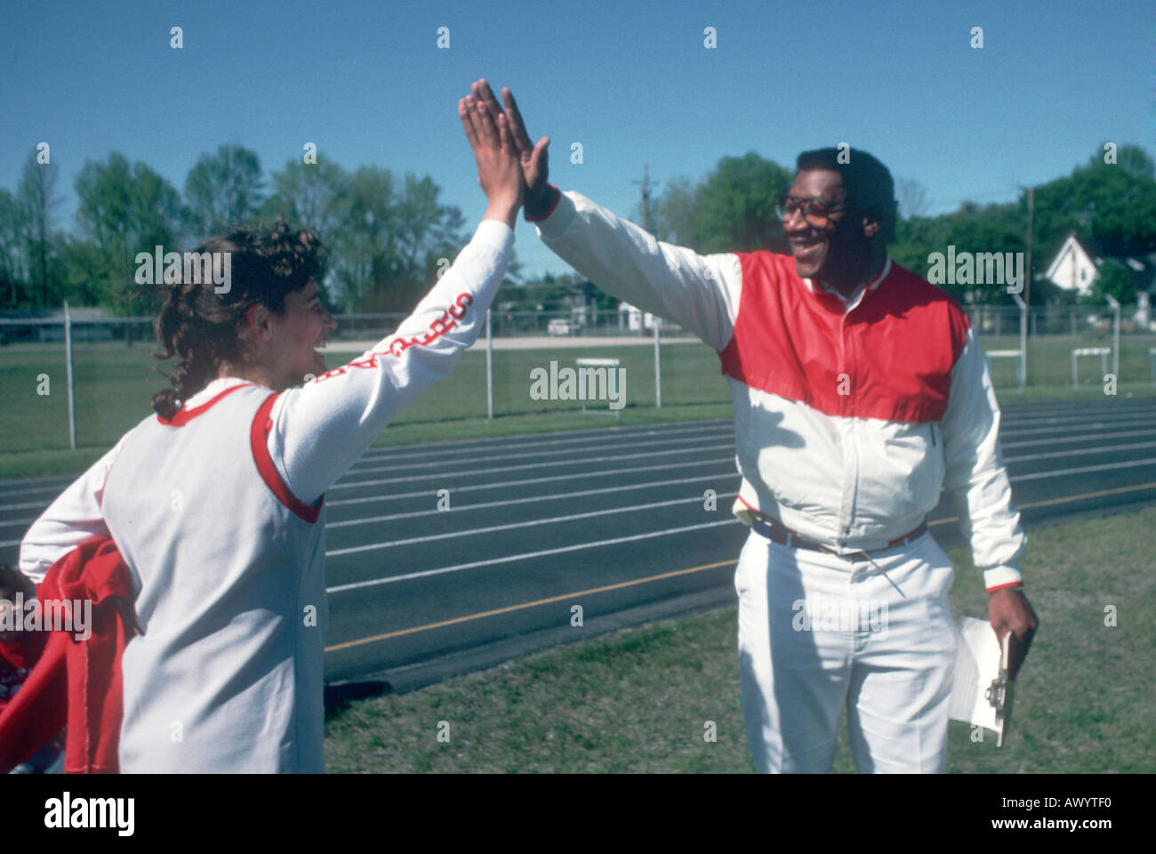 Black Track and field coach donne une haute félicitations 5 avec la main sur la victoire d'une course Banque D'Images