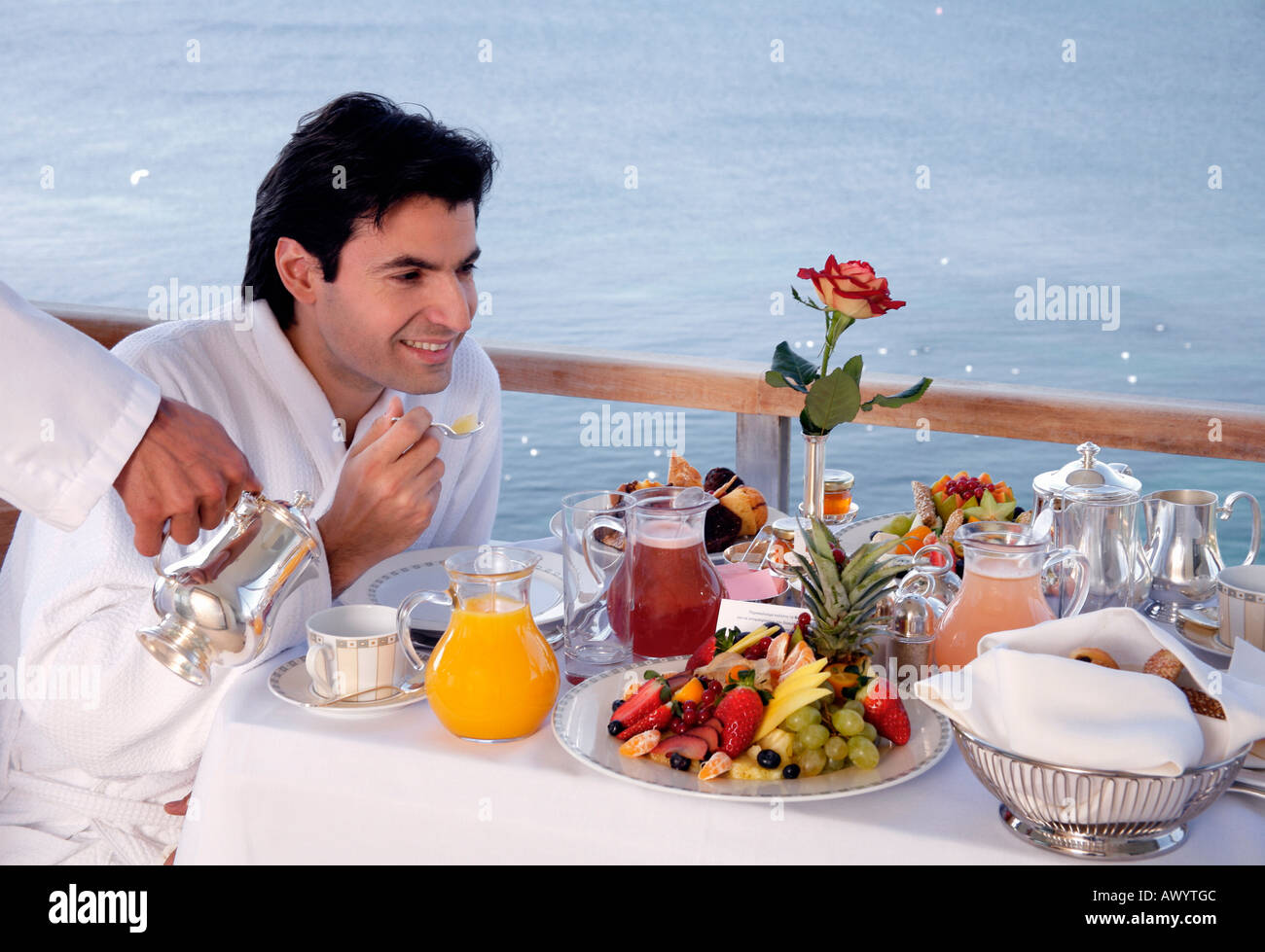 L'homme de prendre le petit déjeuner sur la terrasse de l'hôtel Banque D'Images