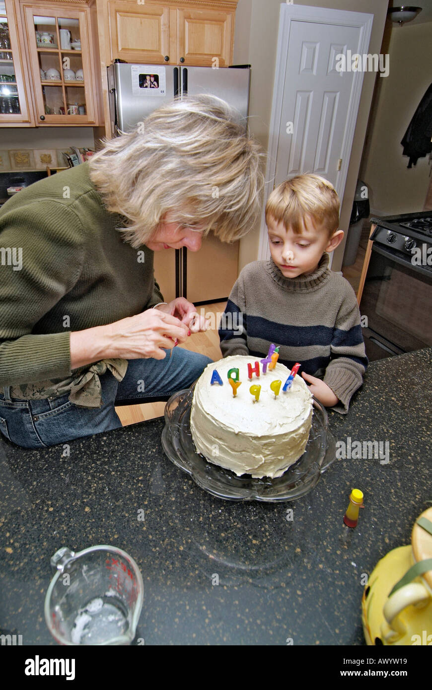 Petit Fils Grand Mere Permet De Decorer Un Gateau D Anniversaire Photo Stock Alamy Petit Fils Grand Mere Permet De Decorer Un Gateau D Anniversaire Photo Stock Alamy