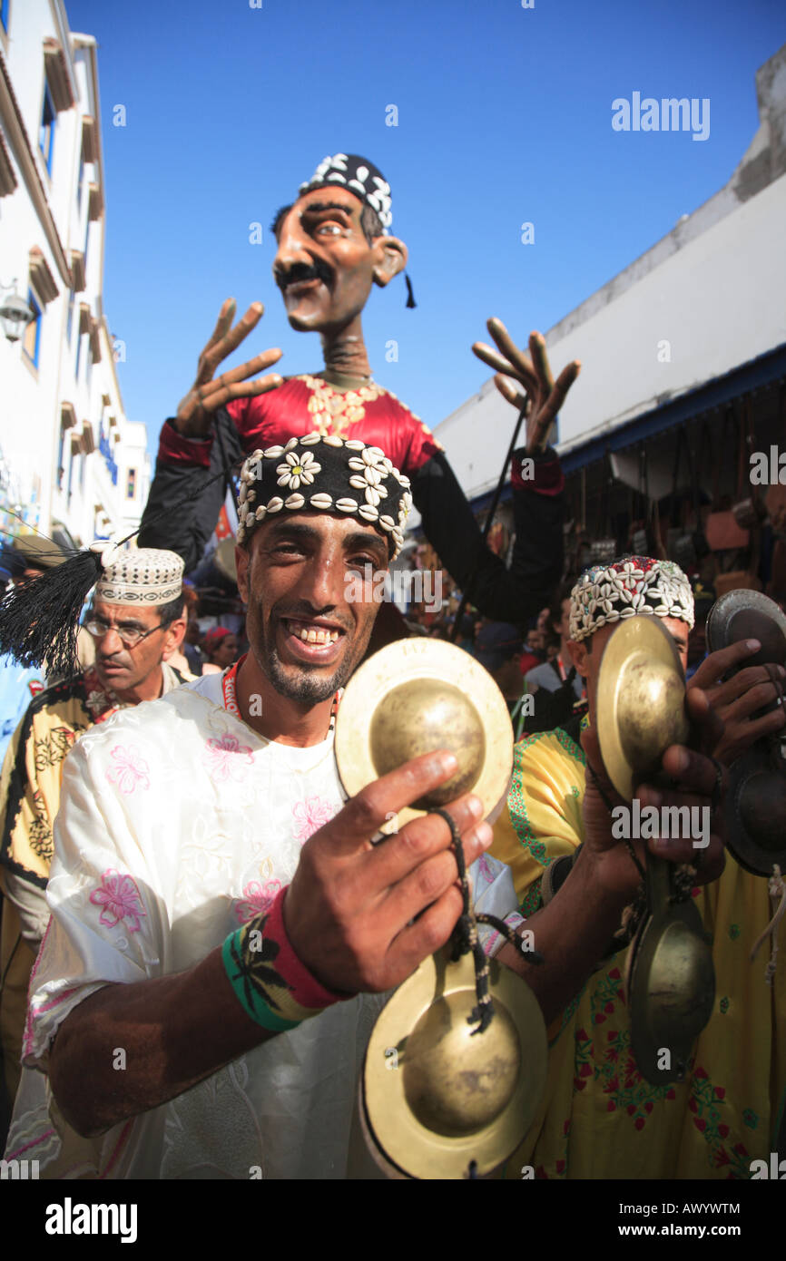 Musiciens Gnaoua Festival des musiques du monde à Essaouira Maroc Afrique du Nord Banque D'Images