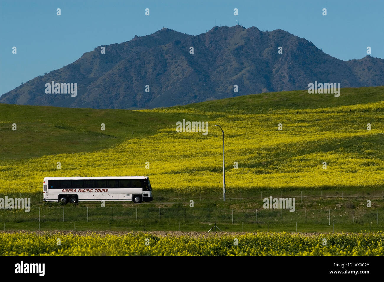 Un tour bus voyages le long de la California State Route 4 dans la région de Antioch, Californie. Mount Diablo est en arrière-plan. (Photo de Bartram Banque D'Images