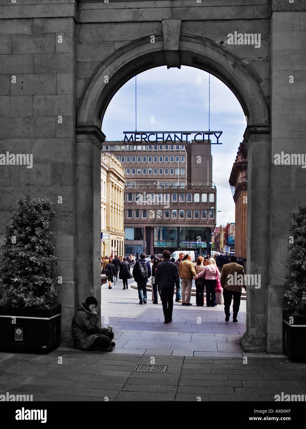 Un sans-abri assis sous le signe de la ville marchande Royal Exchange Square Glasgow Banque D'Images