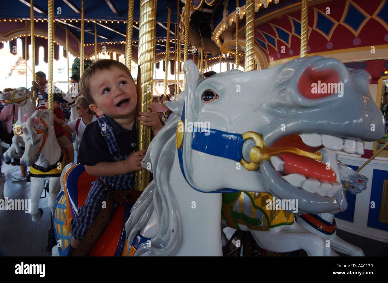 Enfant D Un An Sur Un Manege A Cheval A Disney World En Floride Photo Stock Alamy