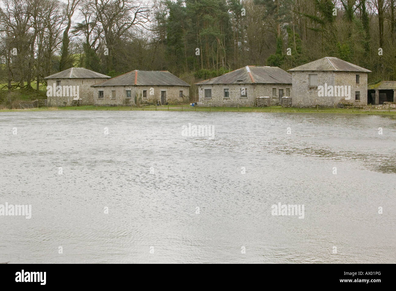 Les inondations à Sandside près d'Arnside UK causées par des marées de printemps et des coups de vent poussant la mer sur la terre Banque D'Images