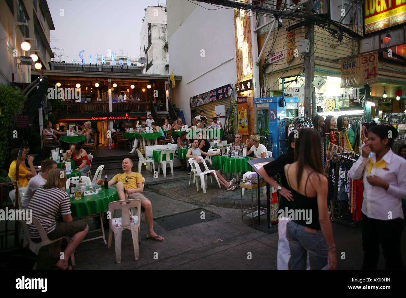 Scène de nuit à kao San road à Bangkok en Thaïlande. Banque D'Images