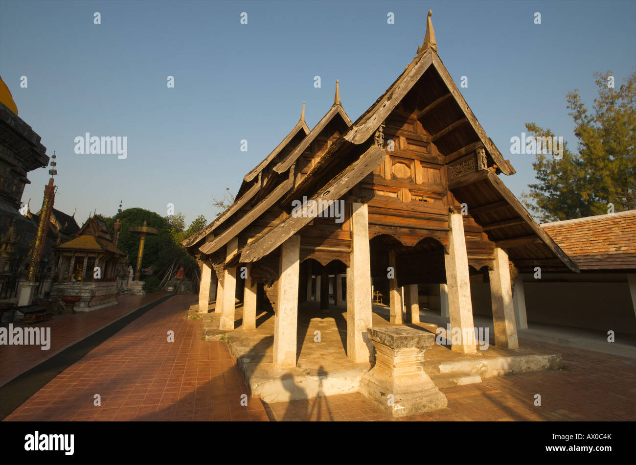 Le Wiharn Nam Tan au Wat Phra That Lampang Luang Tat Lampang Thaïlande Banque D'Images