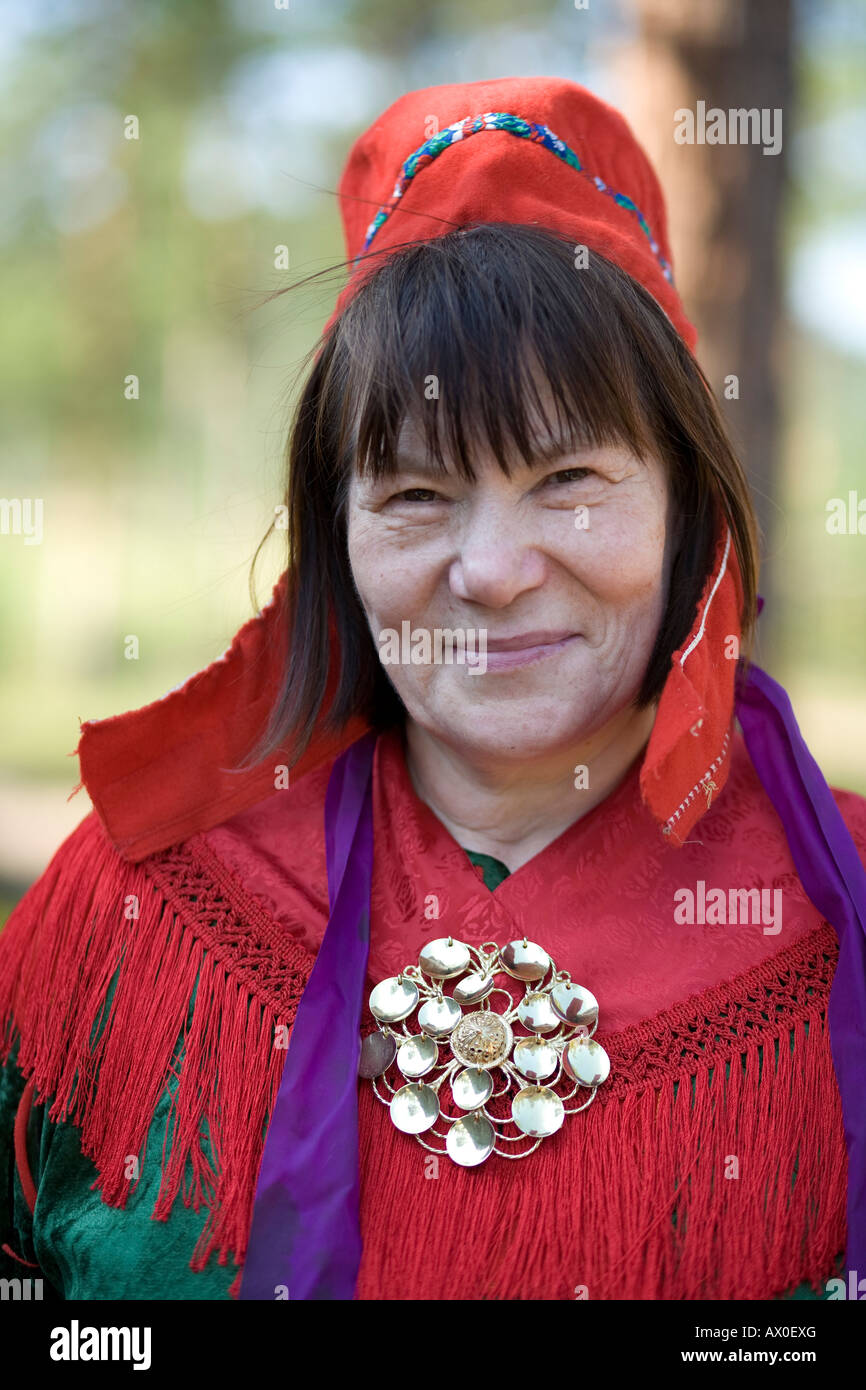Femme en costume traditionnel sâme, Inari, parc national de Lemmenjoki, Cercle arctique, Laponie, Finlande Banque D'Images