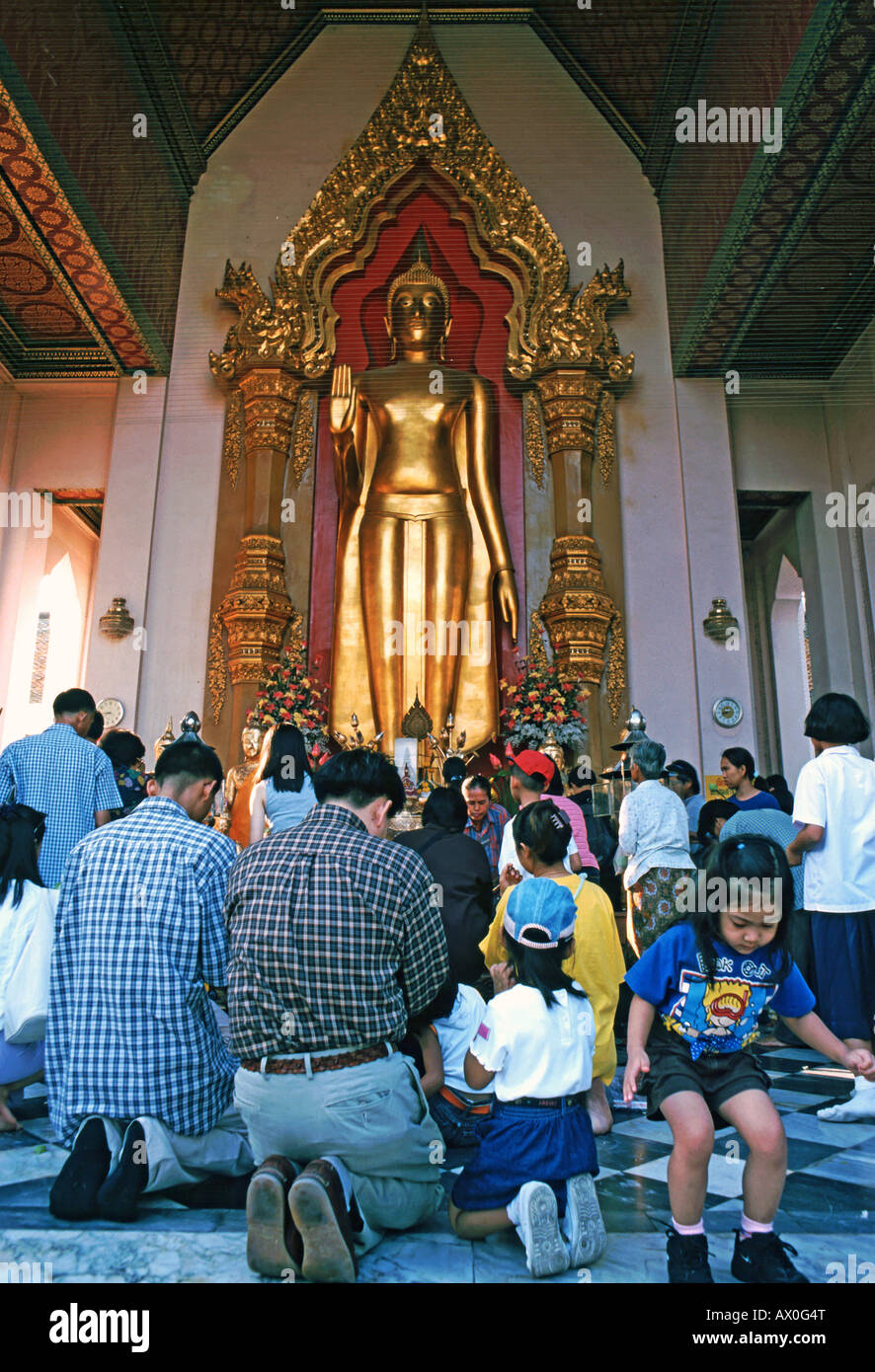 Prière devant la statue du Bouddha, Nakhon Pathom, Thaïlande, Asie Banque D'Images