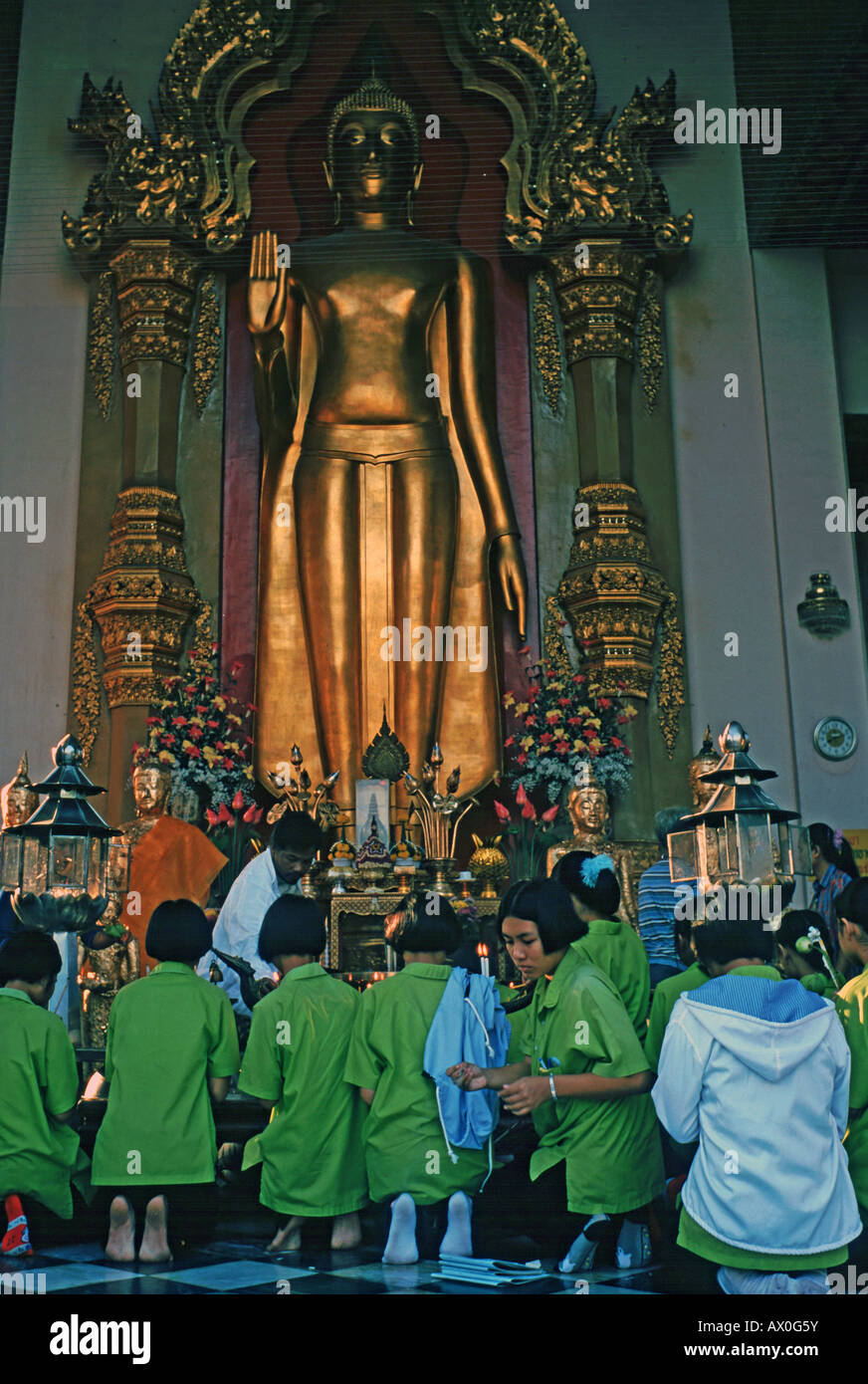 Prière devant la statue du Bouddha, Nakhon Pathom, Thaïlande, Asie Banque D'Images