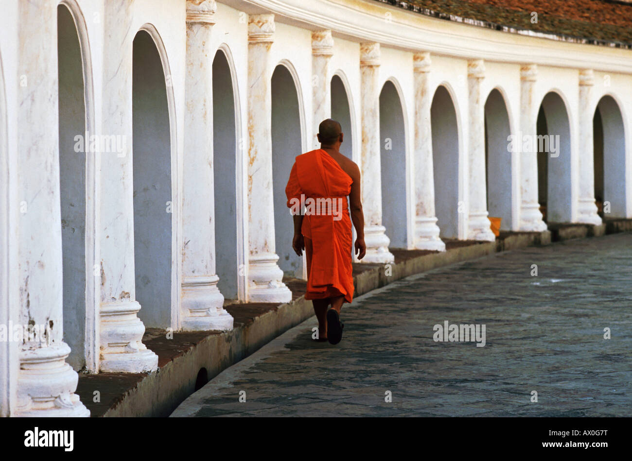 Et ambulatoires, moine de l'IDEC, Phra Pathom Nakhon Pathom, Thaïlande, Asie Banque D'Images