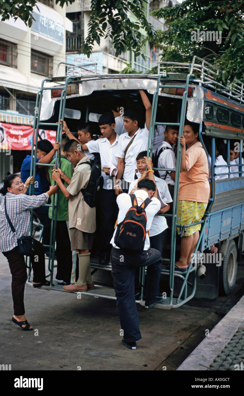 Bus surpeuplés, les transports publics, Nakhon Pathom, Thaïlande, Asie Banque D'Images