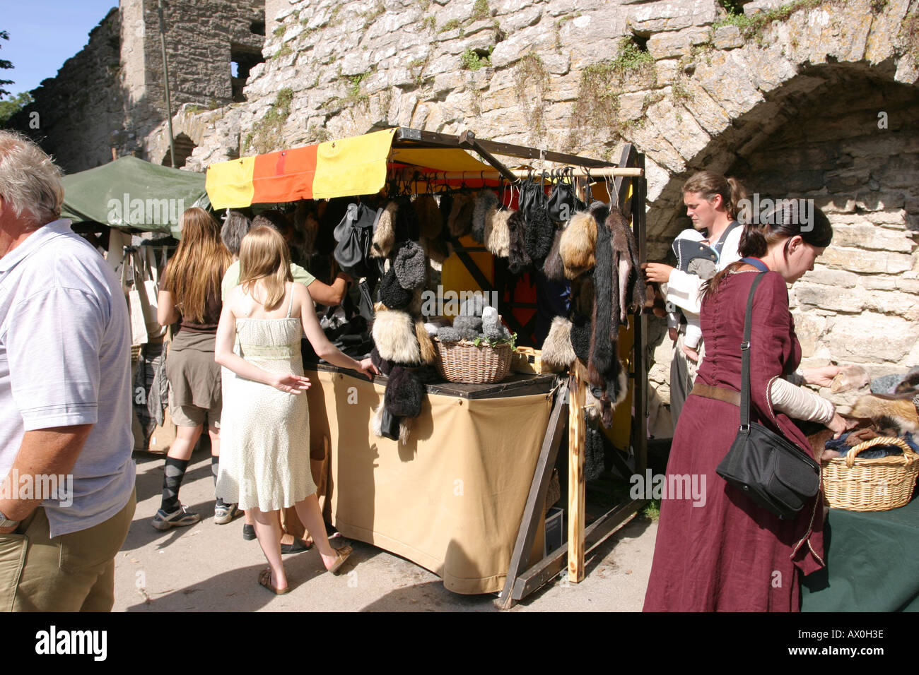 Les ventes de fourrures dans le marché médiéval à Visby en Suède Gotland Banque D'Images