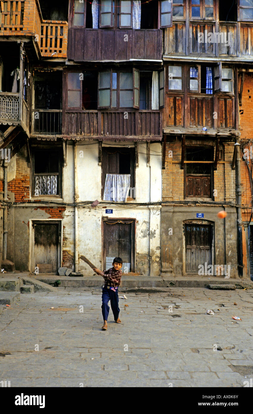 Garçon à jouer au cricket dans une cour à Katmandou, Népal, Asie Banque D'Images