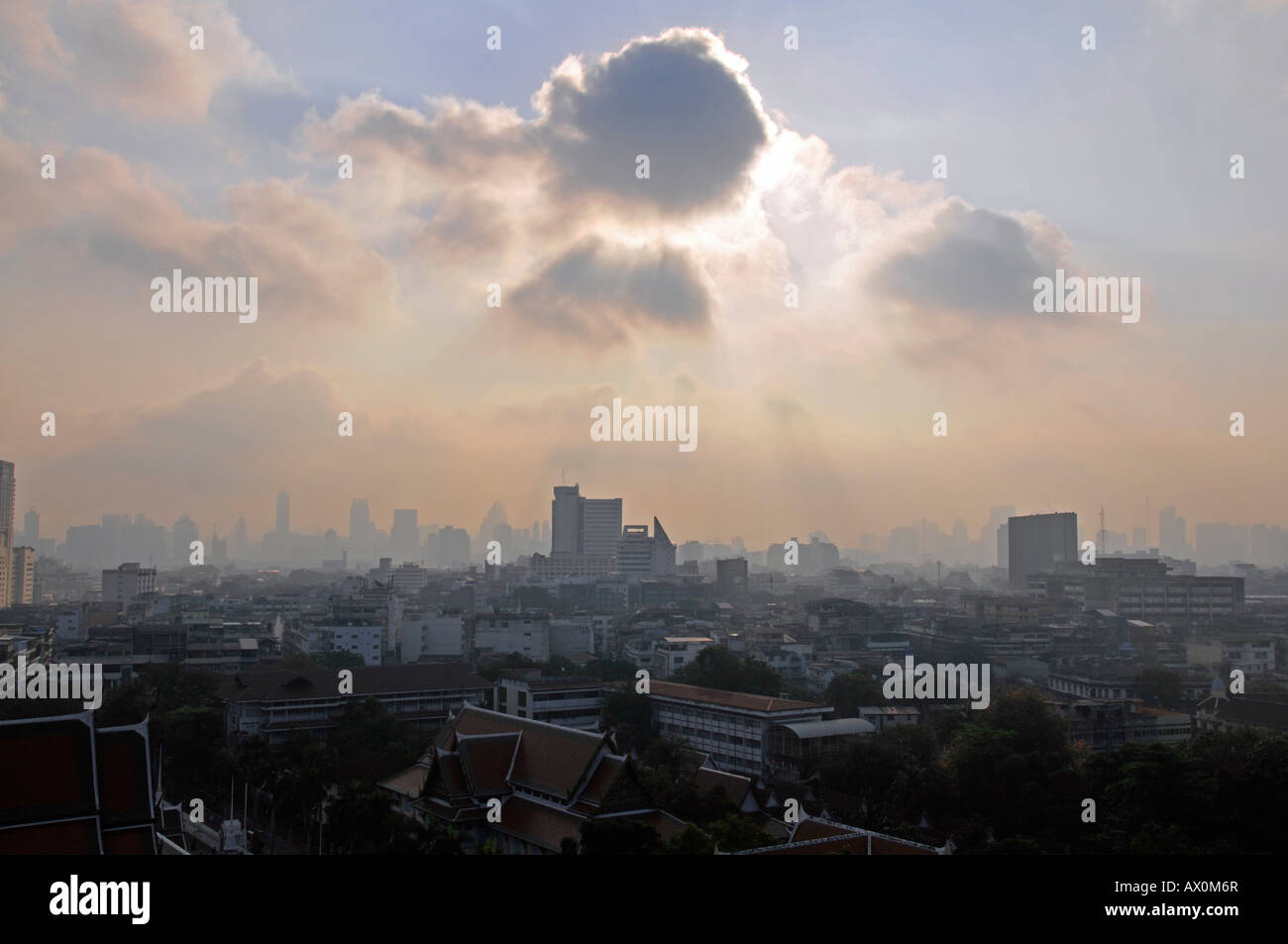 Panorama ville brumeuse vu du Mont d'or à Bangkok, Thaïlande, Asie du Sud, Asie Banque D'Images