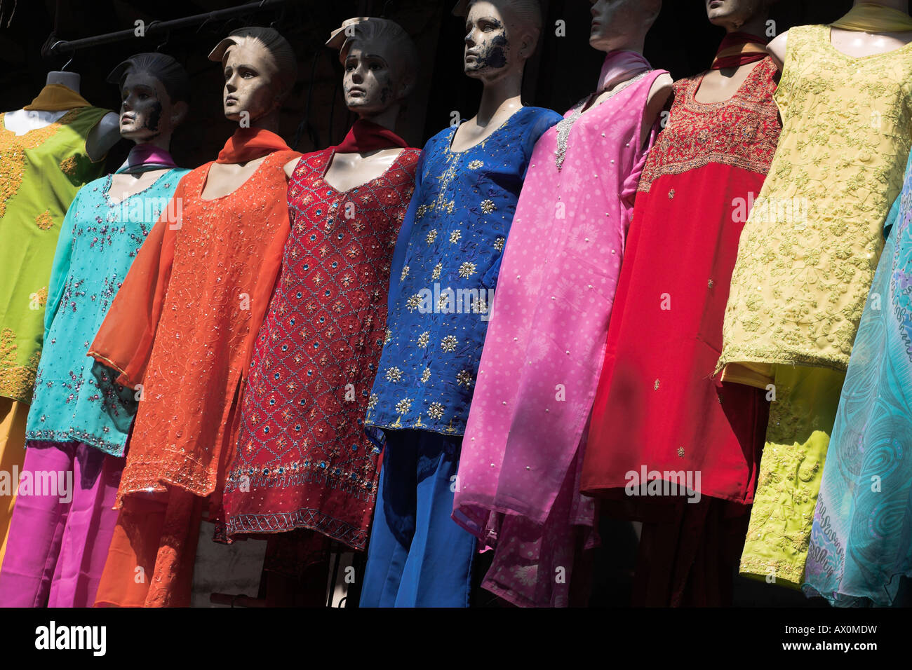 Le Népal, Katmandou, saris colorés de raccrocher à l'extérieur de l'atelier Banque D'Images