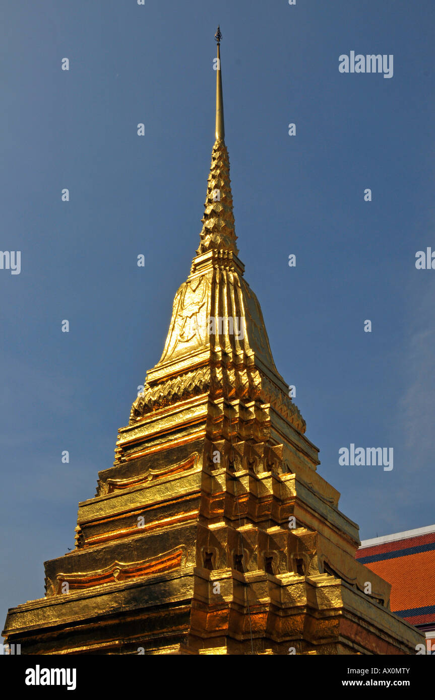 Chedi doré devant le Panthéon, le Grand Palais Wat Phra Kaeo (Temple du Bouddha d'Émeraude), Bangkok, Thaïlande, au sud-est Banque D'Images