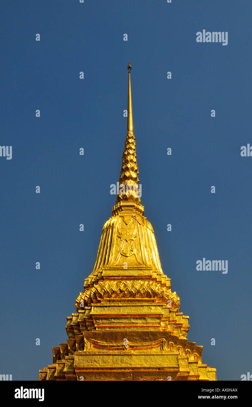 Chedi doré devant le Panthéon, le Grand Palais Wat Phra Kaeo (Temple du Bouddha d'Émeraude), Bangkok, Thaïlande, au sud-est Banque D'Images