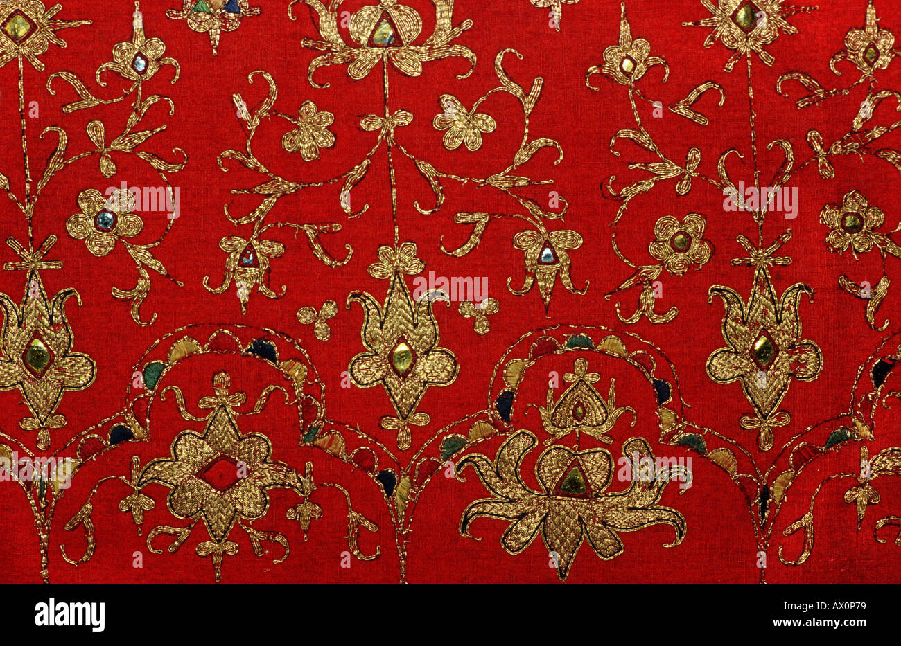 Textiles tissés et brodés avec des fils d'or sur un groundcloth textile rouge somptueux de Sumatra en Indonésie Banque D'Images