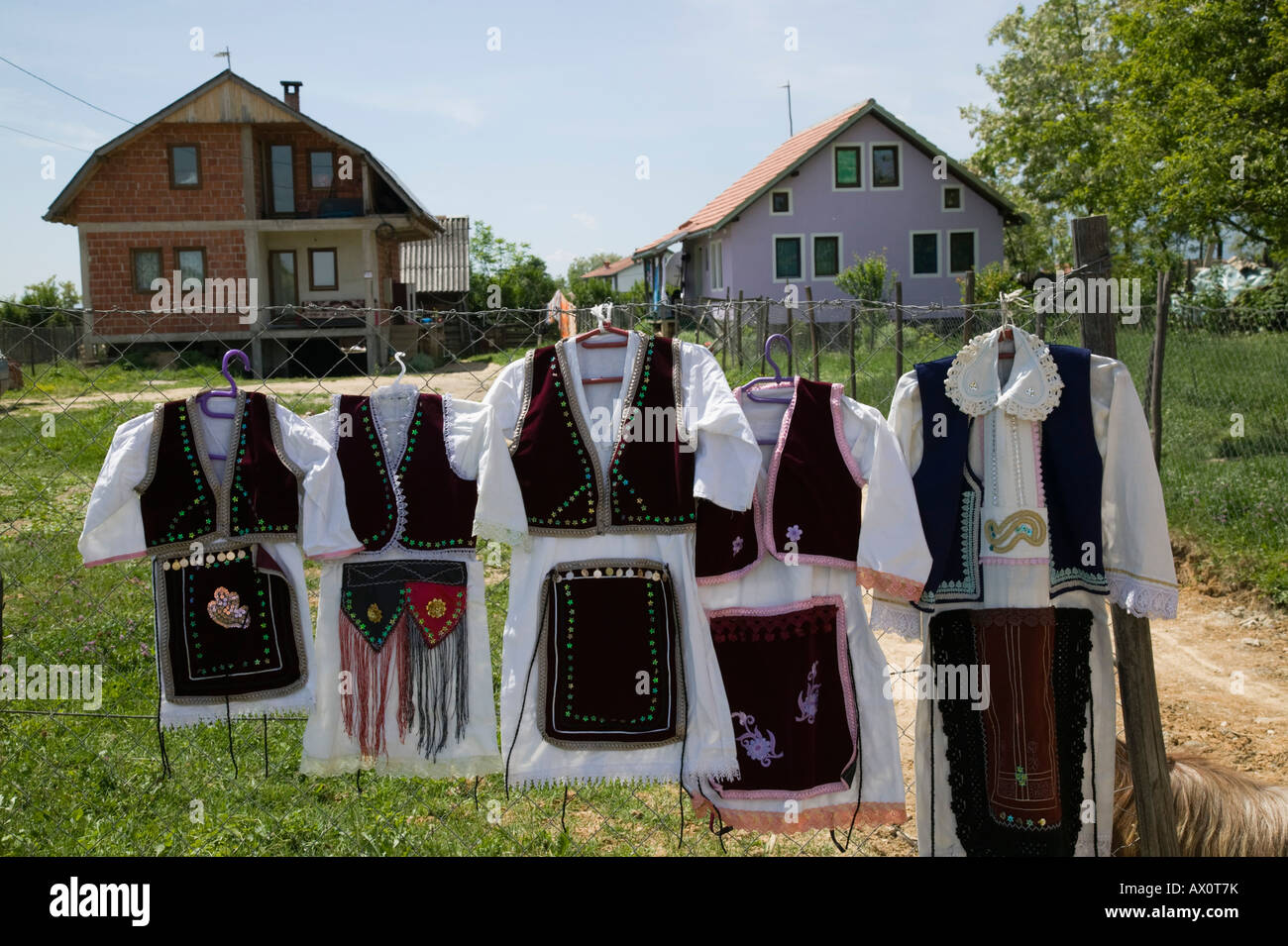 La Serbie, le Kosovo, Pec, les costumes traditionnels enfants kosovars en vente par route Banque D'Images