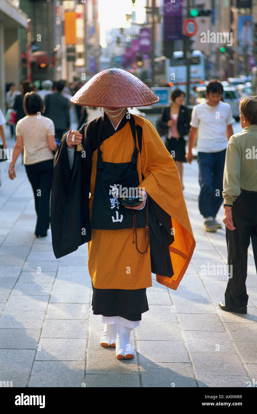 Le Japon, Honshu, Tokyo, moine marche sur la Ginza Banque D'Images