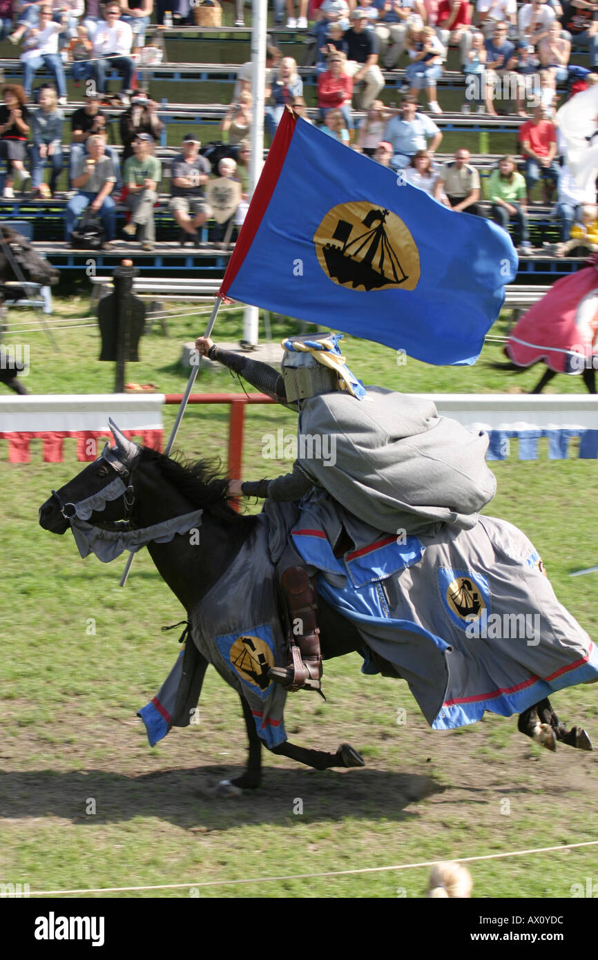 Chevalier à cheval dans la ville médiévale de Visby, Gotland,jeux en Suède Banque D'Images