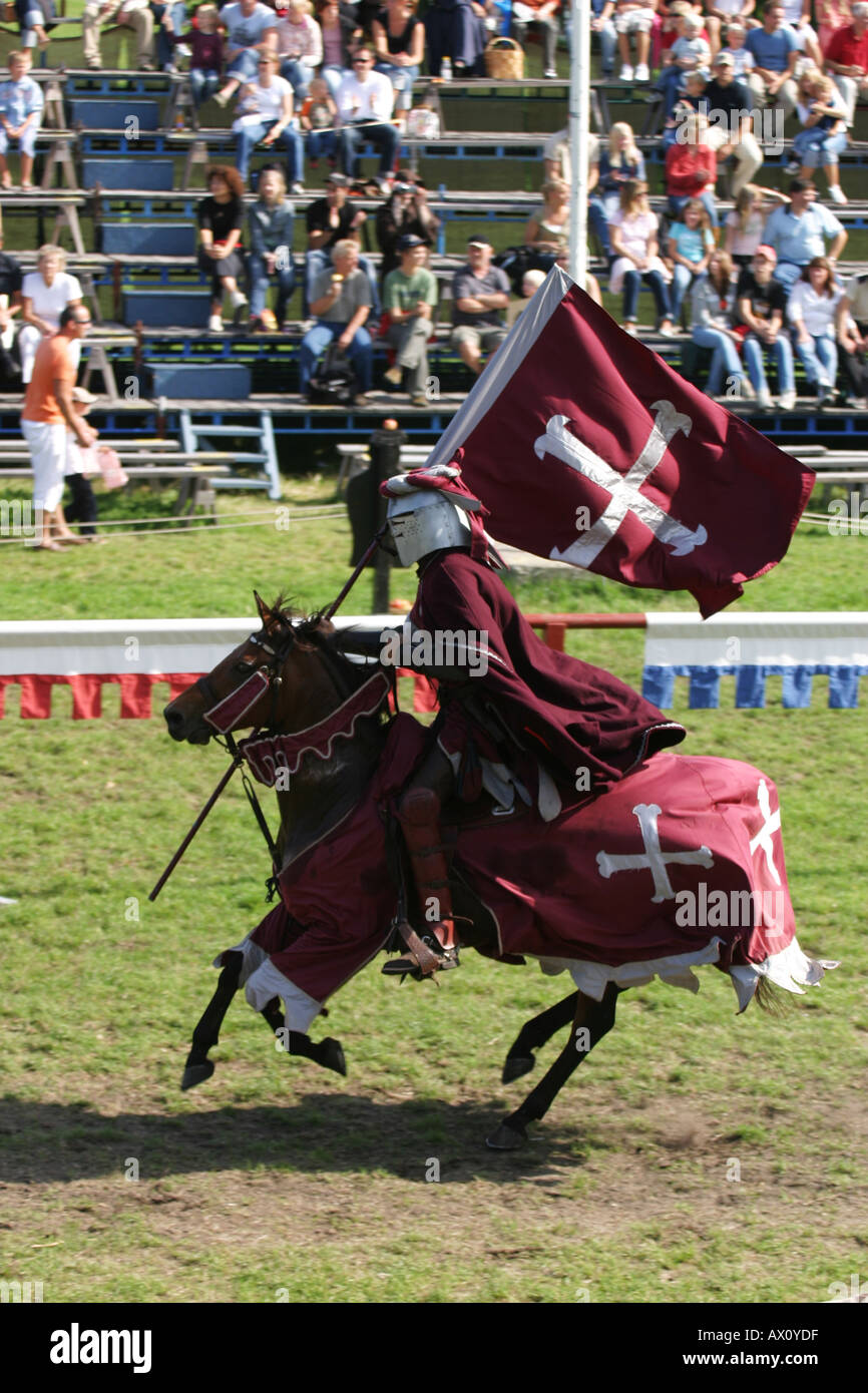 Chevalier à cheval dans la ville médiévale de Visby, Gotland,jeux en Suède Banque D'Images