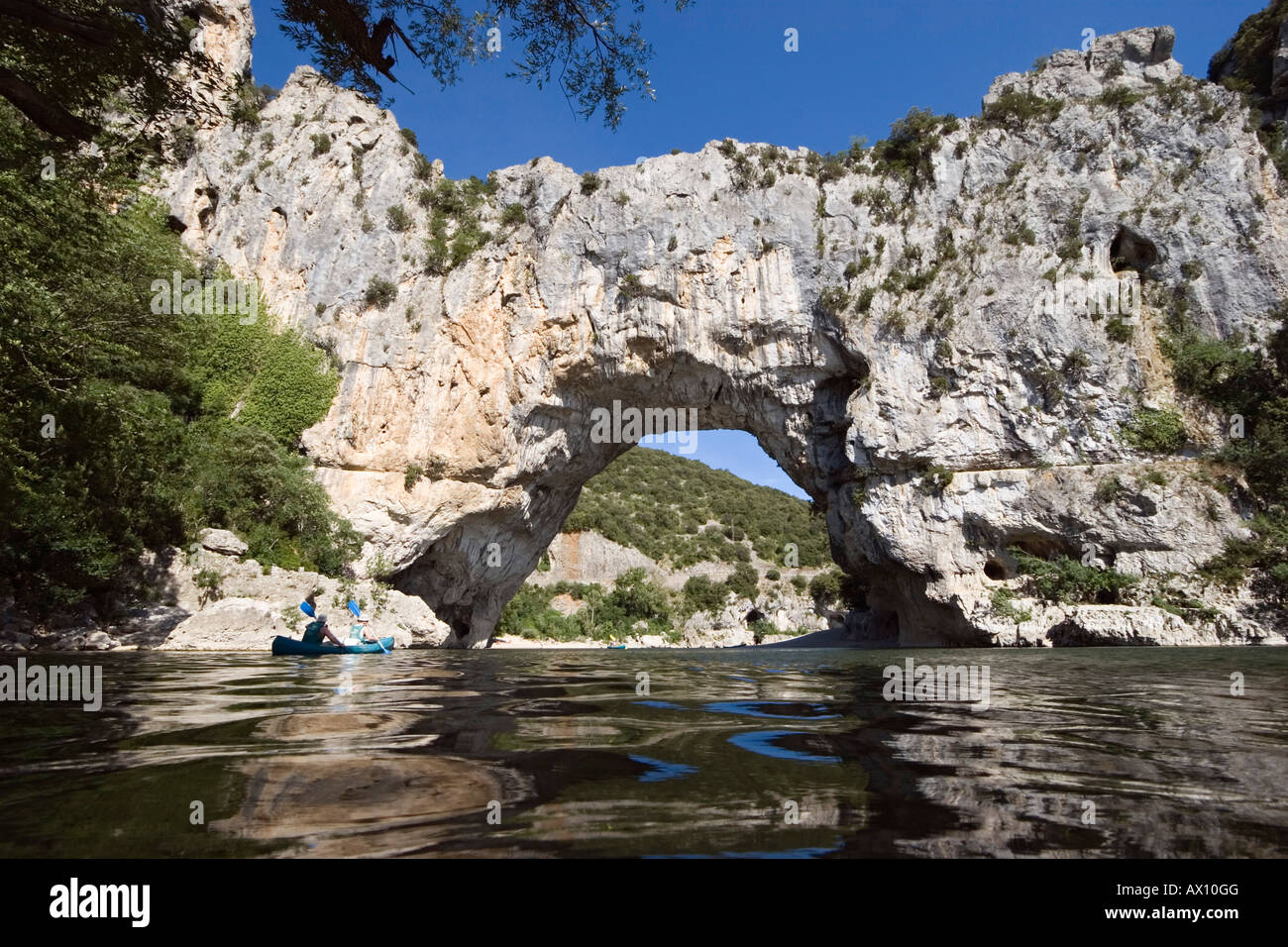 La rivière Ardèche avec pont d'Arc, Massif Central, France, Europe Banque D'Images