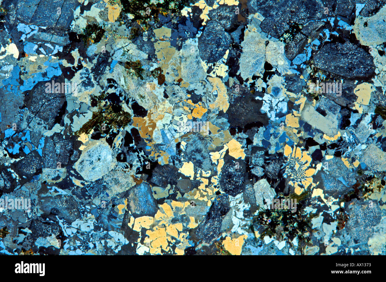 Roche de granit section fine montrant les minéraux grâce à la lumière — free download