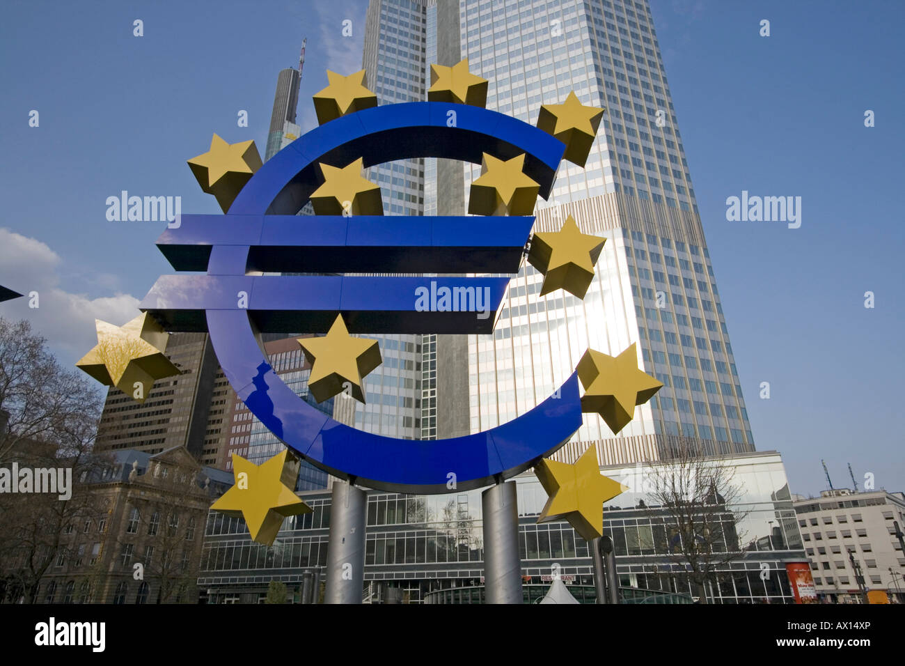 Symbole de l'euro en face de la Banque centrale européenne (BCE), Francfort, Hesse, Germany, Europe Banque D'Images