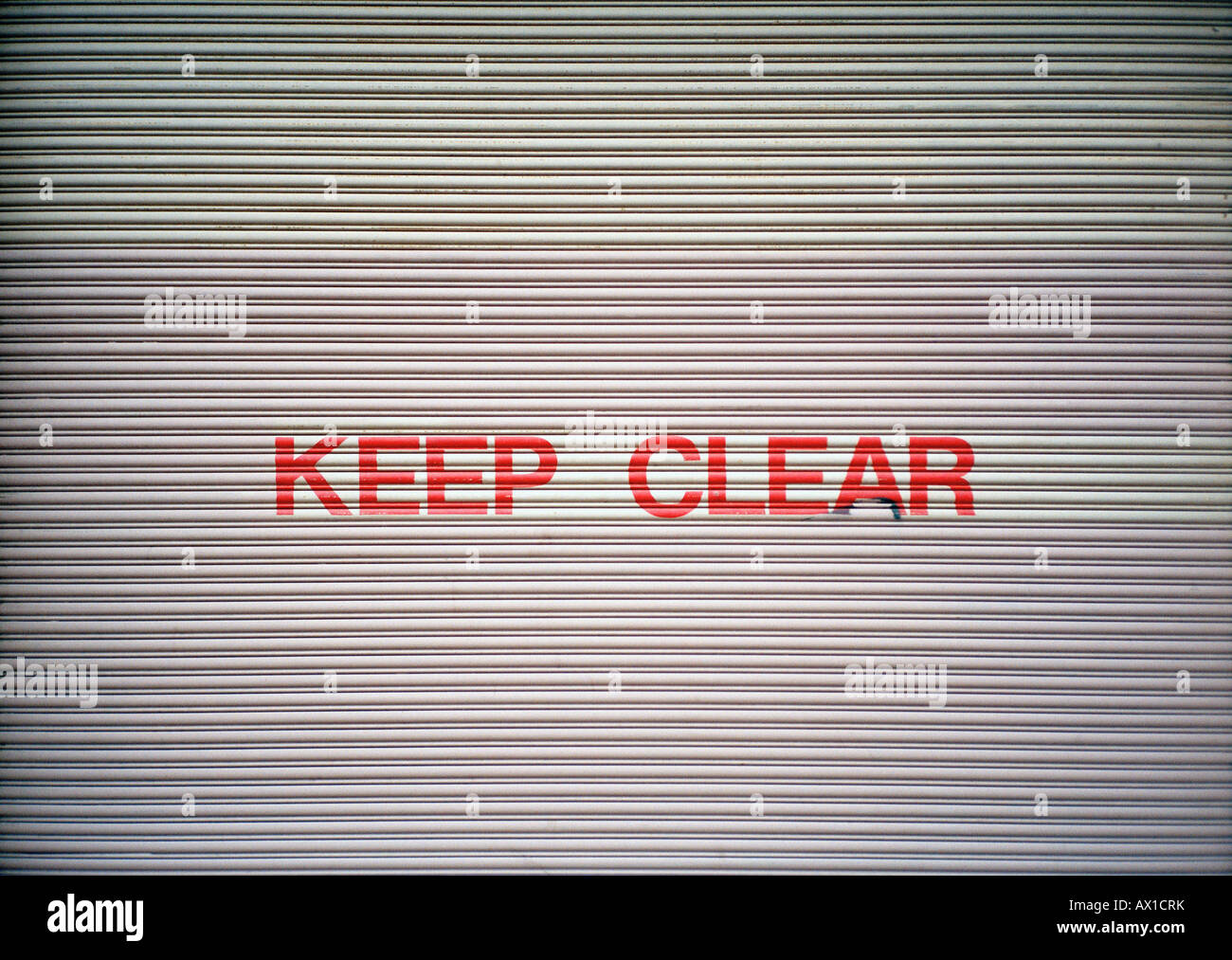 Garder signe clair sur une porte de garage Banque D'Images