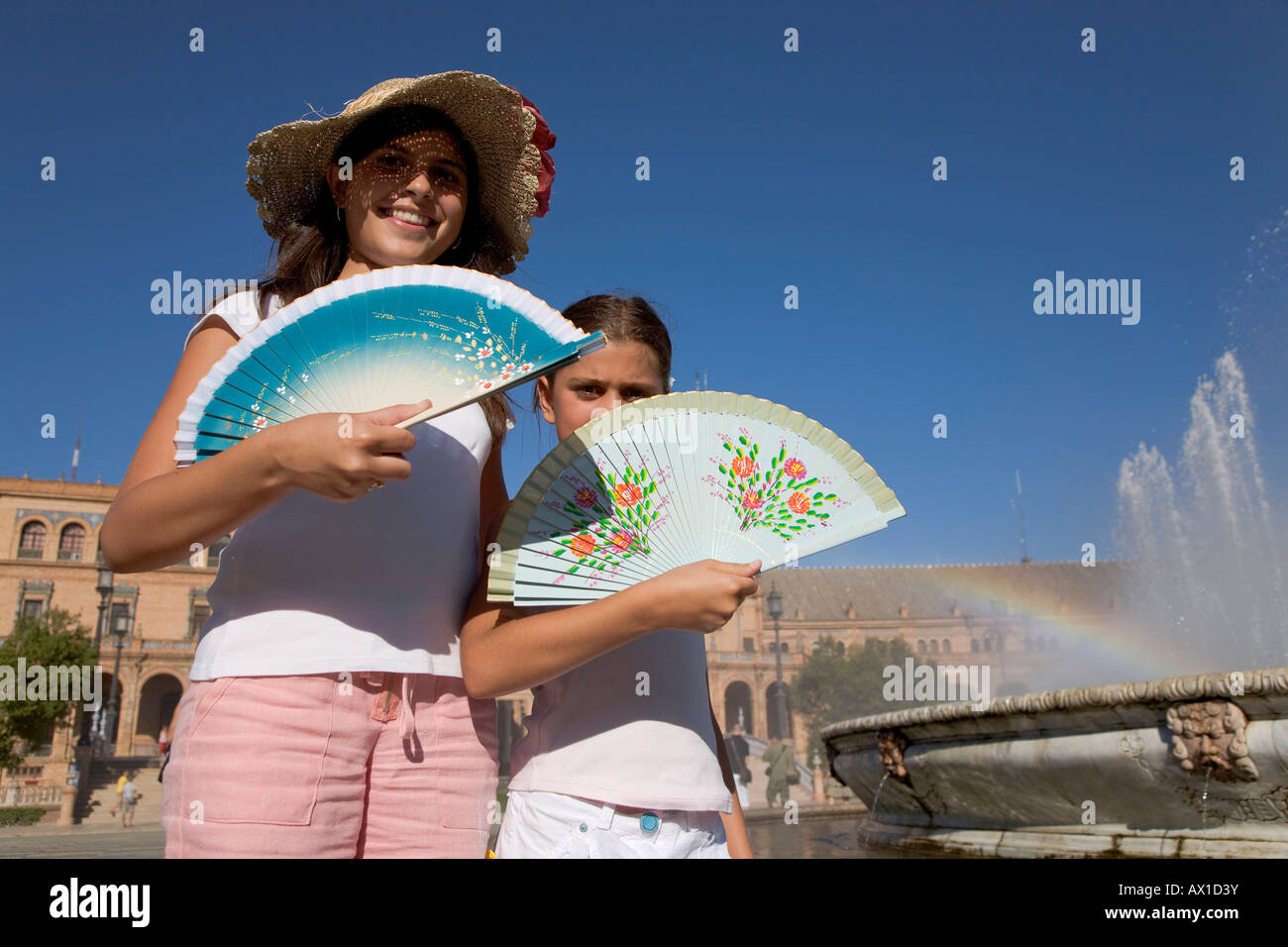 Les touristes italiens avec fans, Plaza de España, Séville, Andalousie, Espagne Banque D'Images