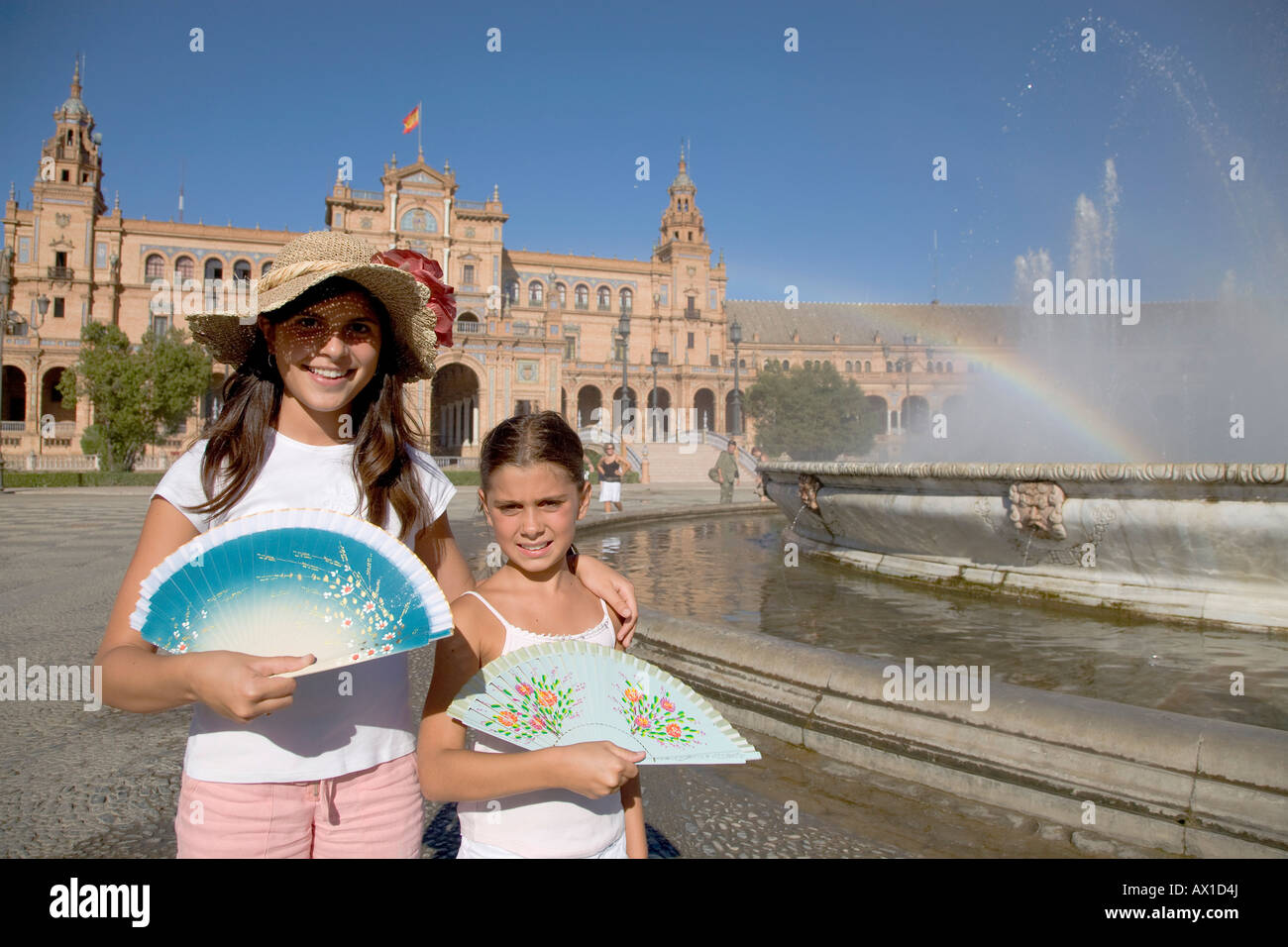 Les touristes italiens avec fans, Plaza de España, Séville, Andalousie, Espagne Banque D'Images