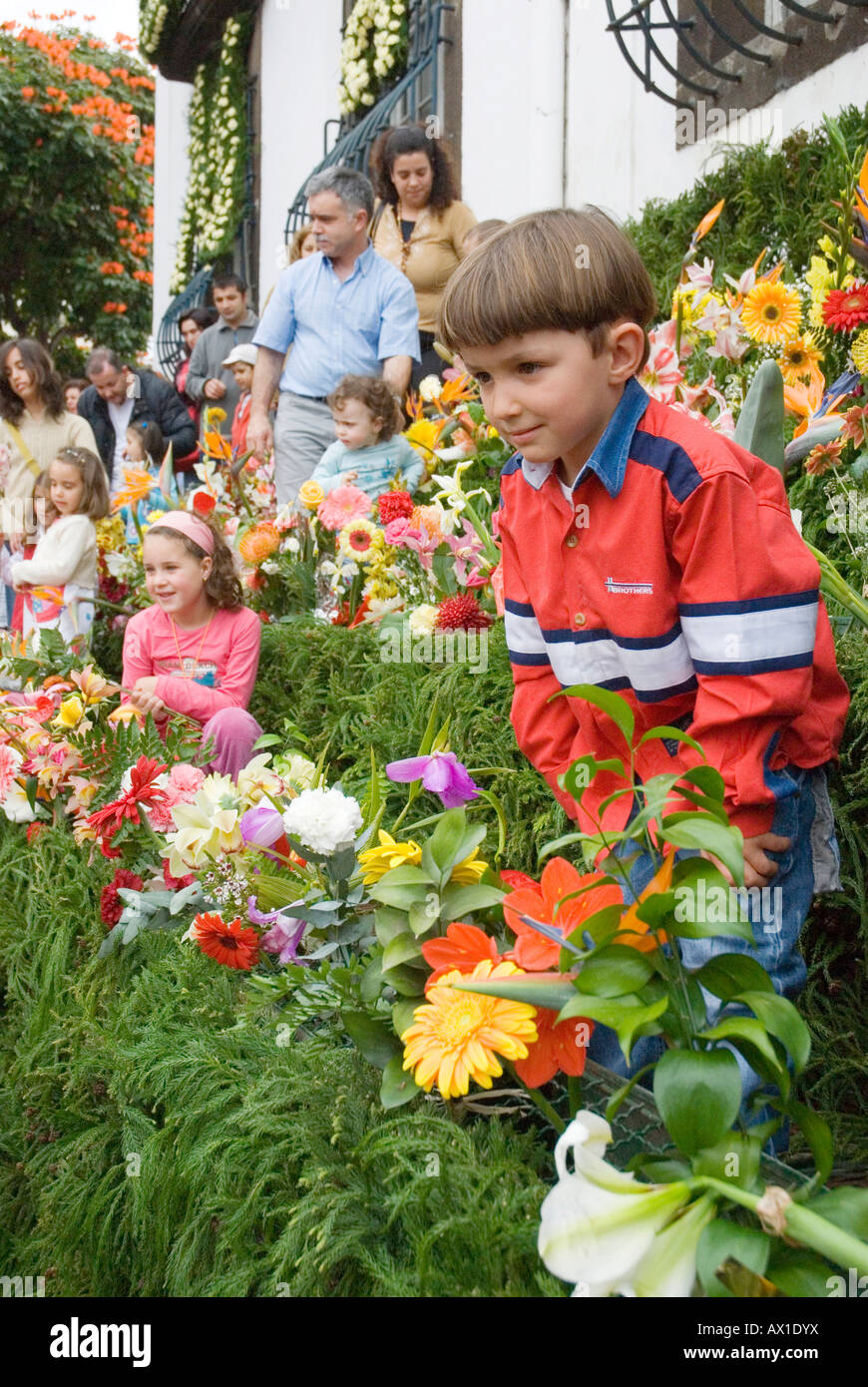 Le festival des fleurs d'avril, Praca Do Municipio, placer des enfants dans les fleurs "mur d'espoir, ' Funchal, Madère, Portugal, Europe Banque D'Images