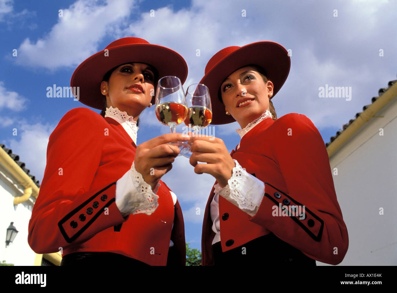 Tio Pepe girls holding verres sherry, Bodega, Gonzalez Byass Jerez de la Frontera, Cadiz Province, Andalusia, Spain, Europe Banque D'Images