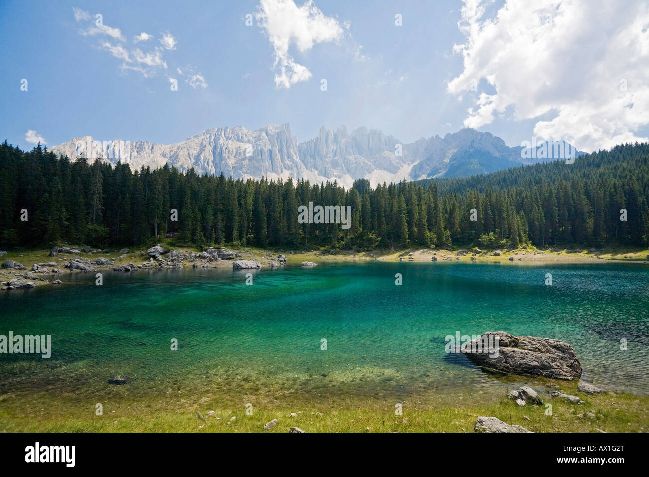 Lac Karer, Karersee, Lago di Carezza, à l'arrière de montagnes Latemar et Rosengarten, Tyrol du Sud, Italie, Europe Banque D'Images